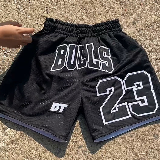 Double contrast bulls print shorts