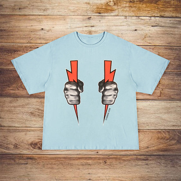 Personalized hand holding lightning print round neck short-sleeved T-shirt
