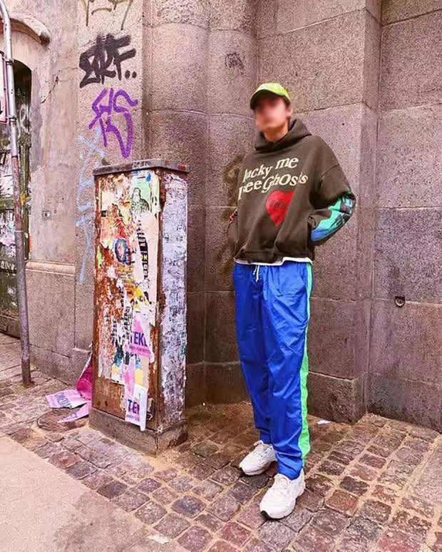 Fashion kanye graffiti letters Europe and America plus velvet sweater men and women hooded jacket